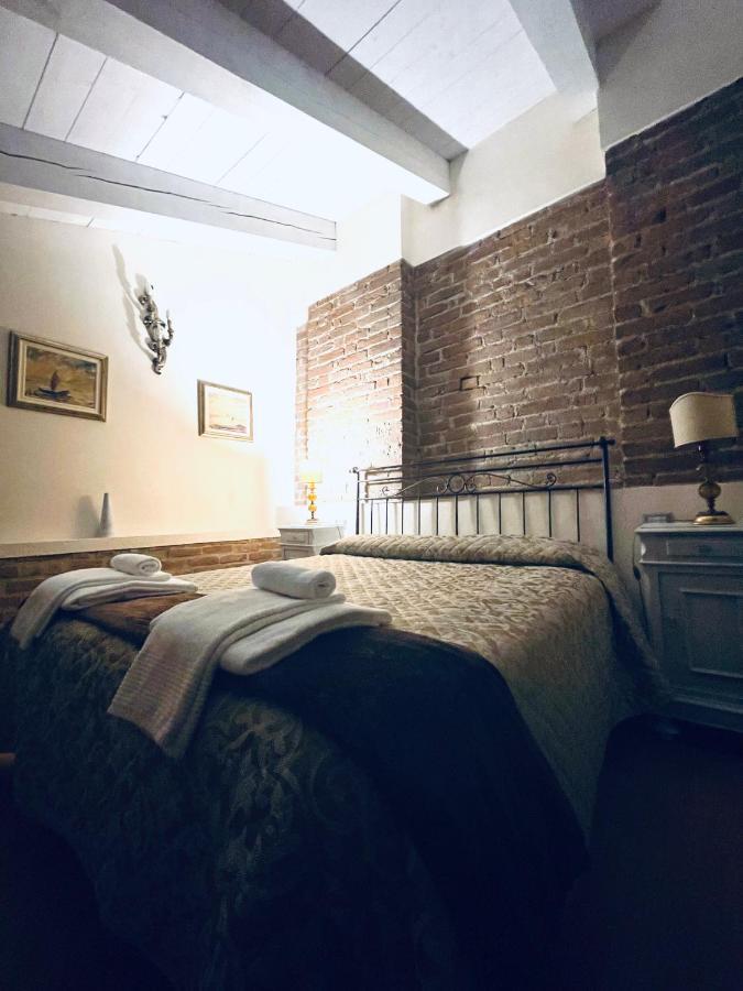 Relais Palazzo Paleologi Sec.xiv Lu (Piedmont)
