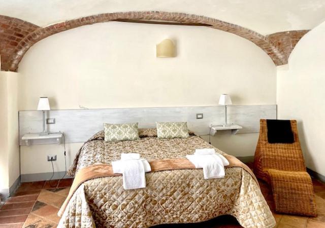 Relais Palazzo Paleologi Sec.xiv Lu (Piedmont)