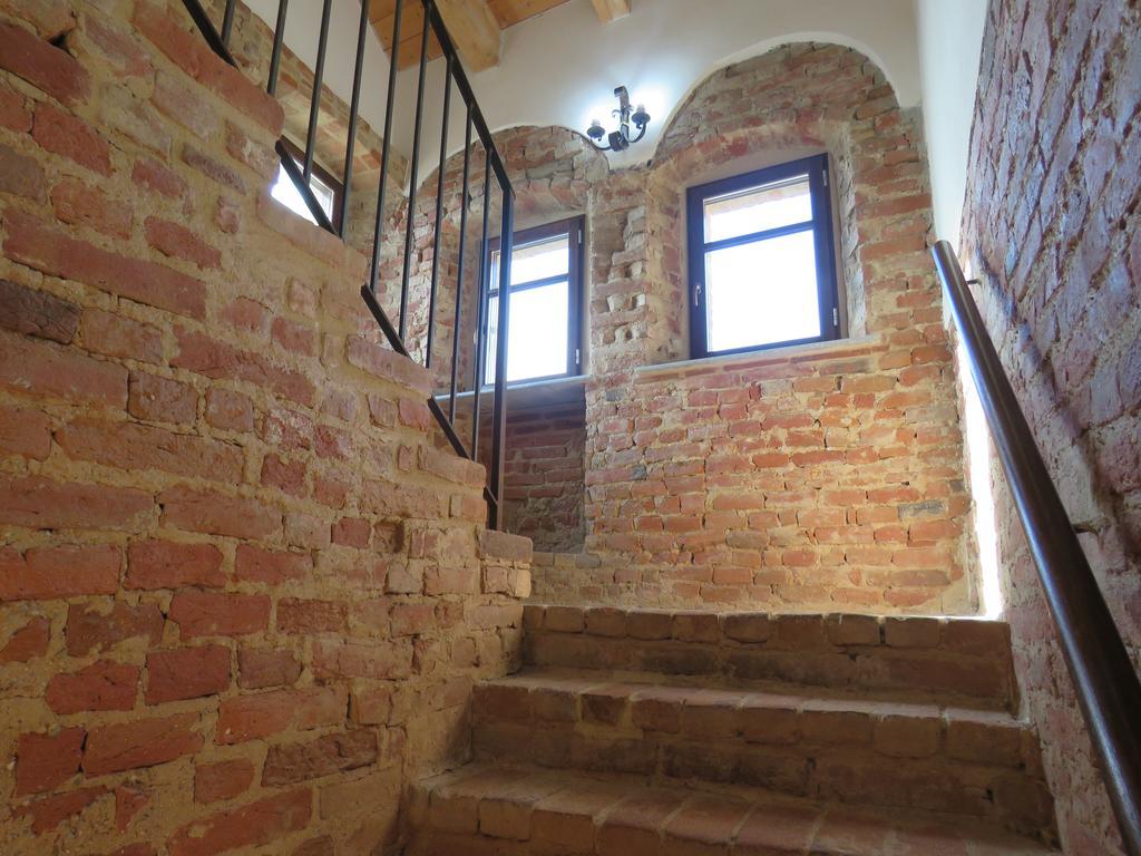 Hotel Relais Palazzo Paleologi Sec.xiv Lu (Piedmont)