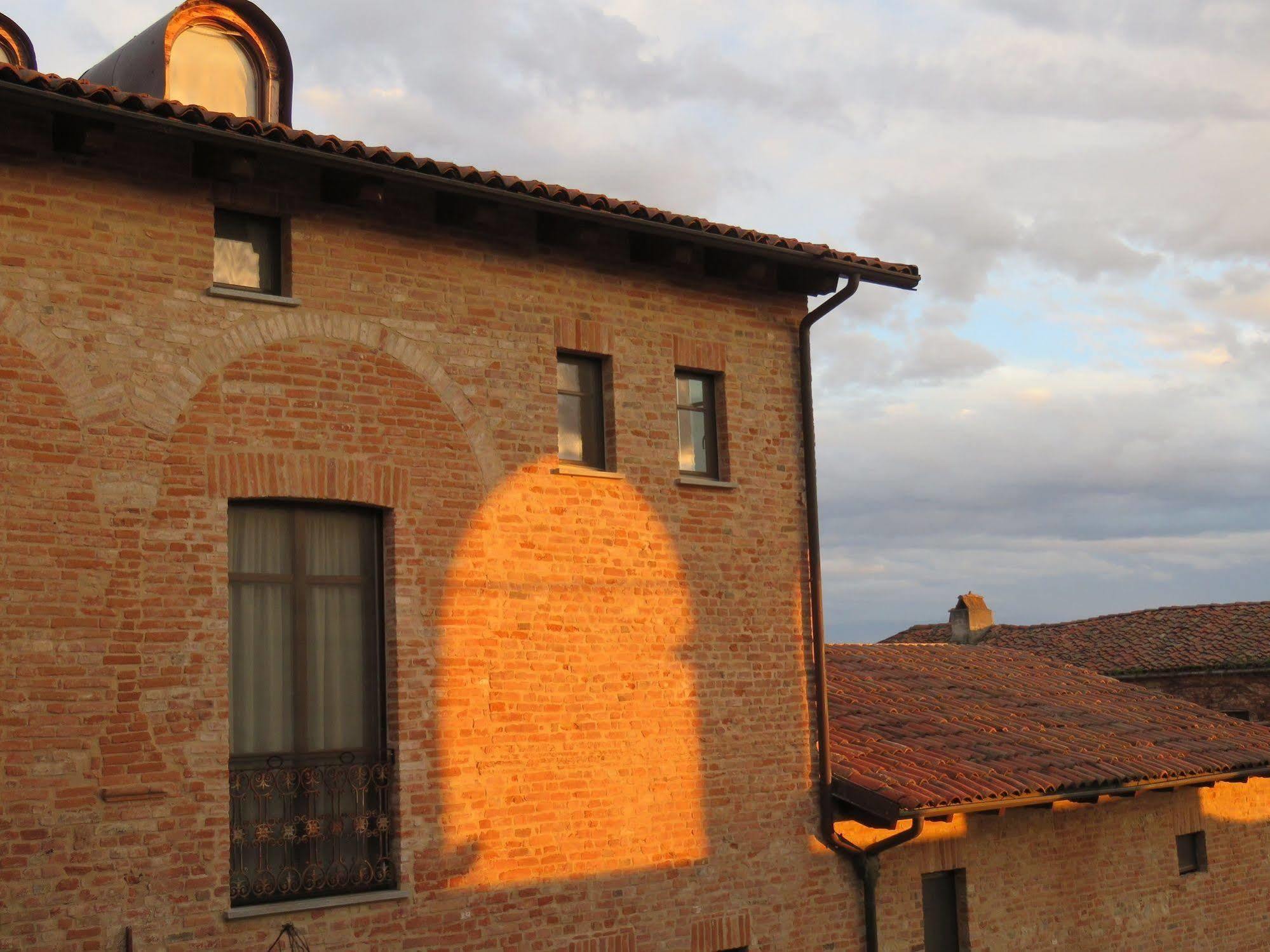 Hotel Relais Palazzo Paleologi Sec.xiv Lu (Piedmont)