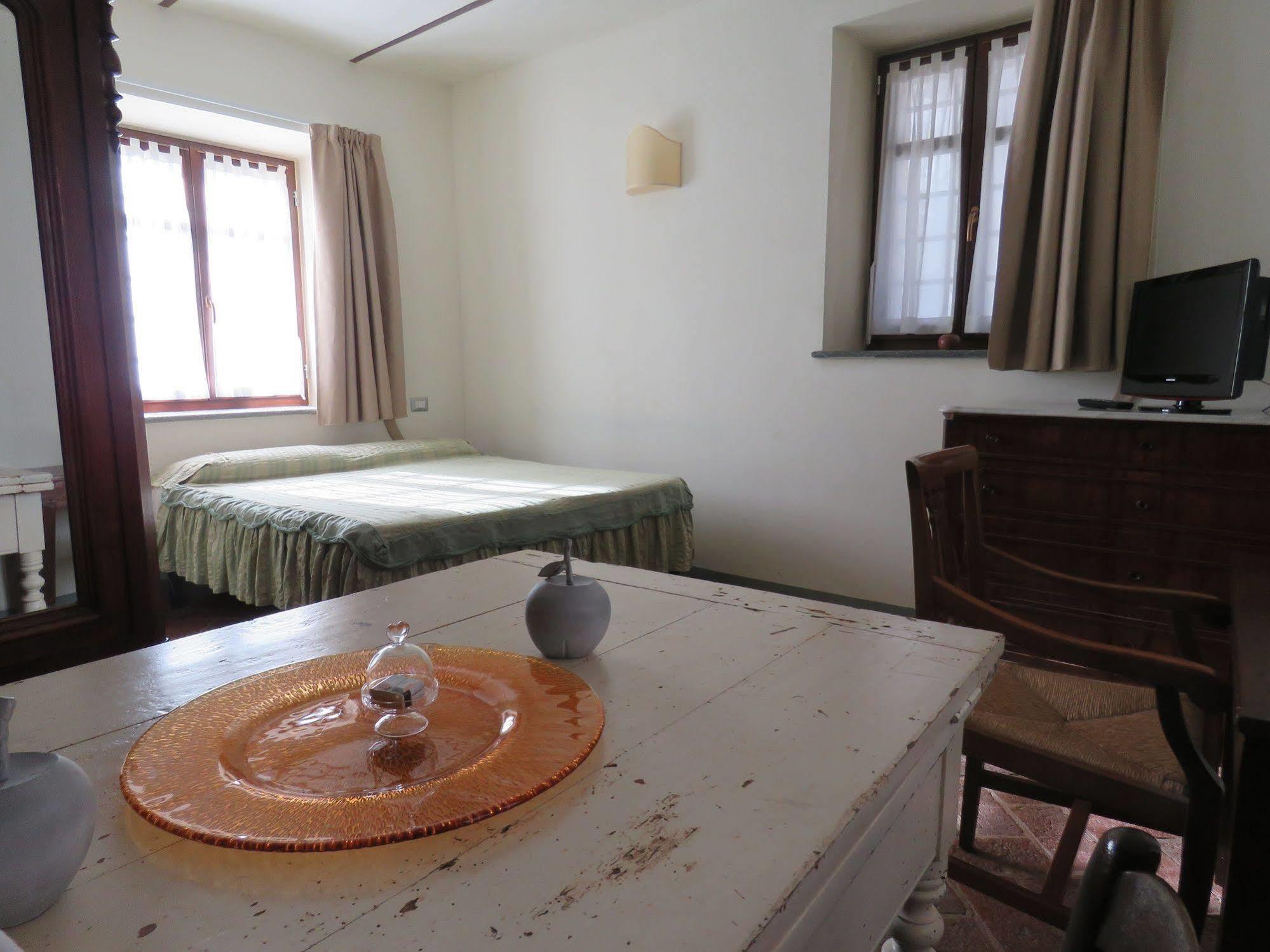 Hotel Relais Palazzo Paleologi Sec.xiv Lu (Piedmont)