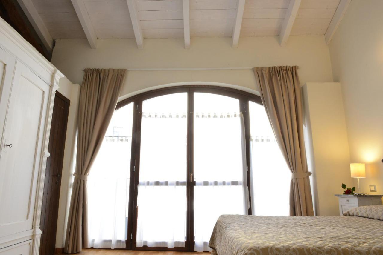 Hotel Relais Palazzo Paleologi Sec.xiv Lu (Piedmont)