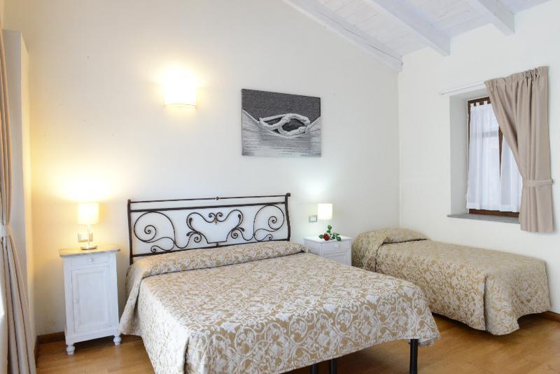 Relais Palazzo Paleologi Sec.xiv Lu (Piedmont)